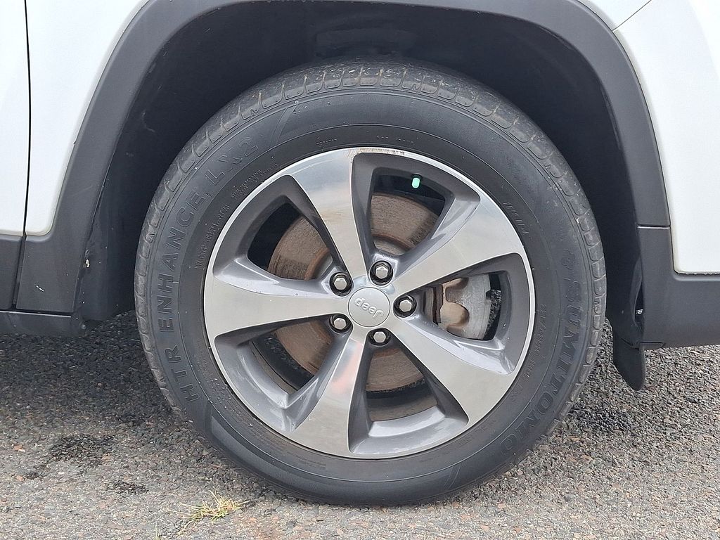 Thumbnail: 2019 Jeep Cherokee - 7