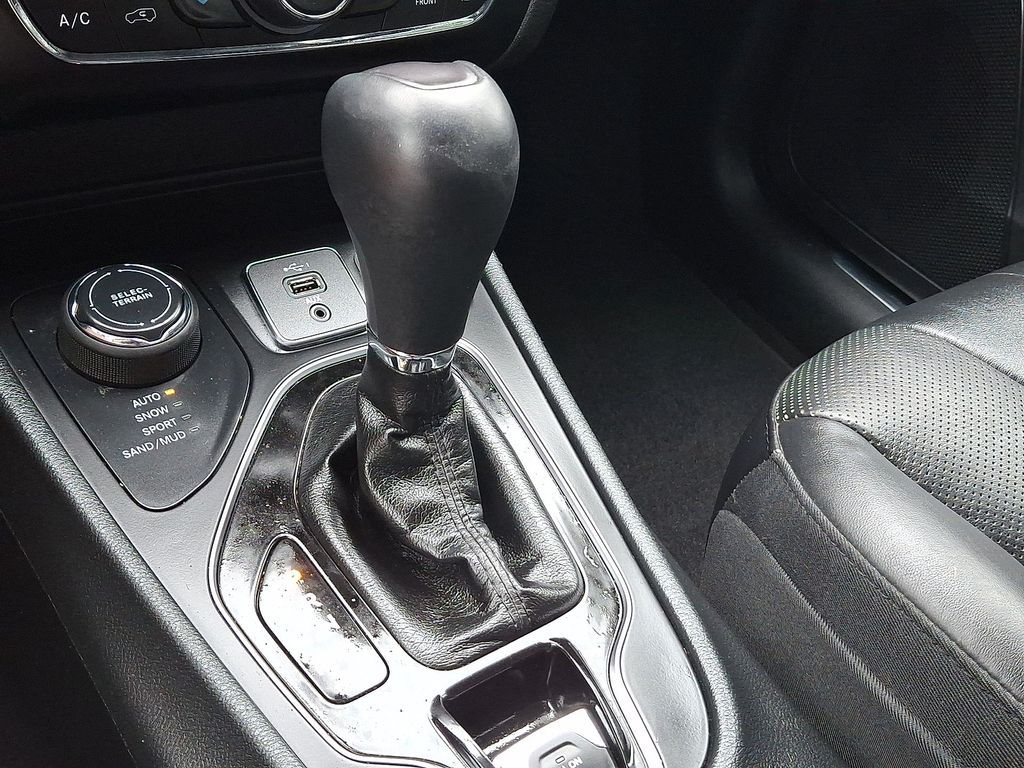 Thumbnail: 2019 Jeep Cherokee - 11