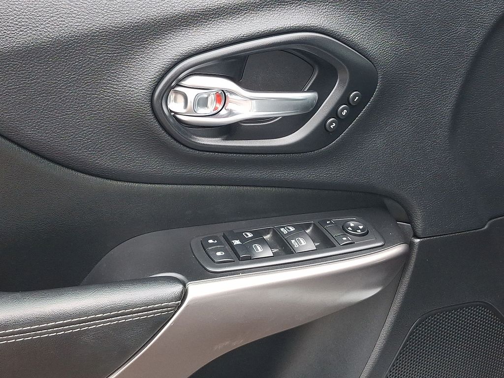 Thumbnail: 2019 Jeep Cherokee - 17