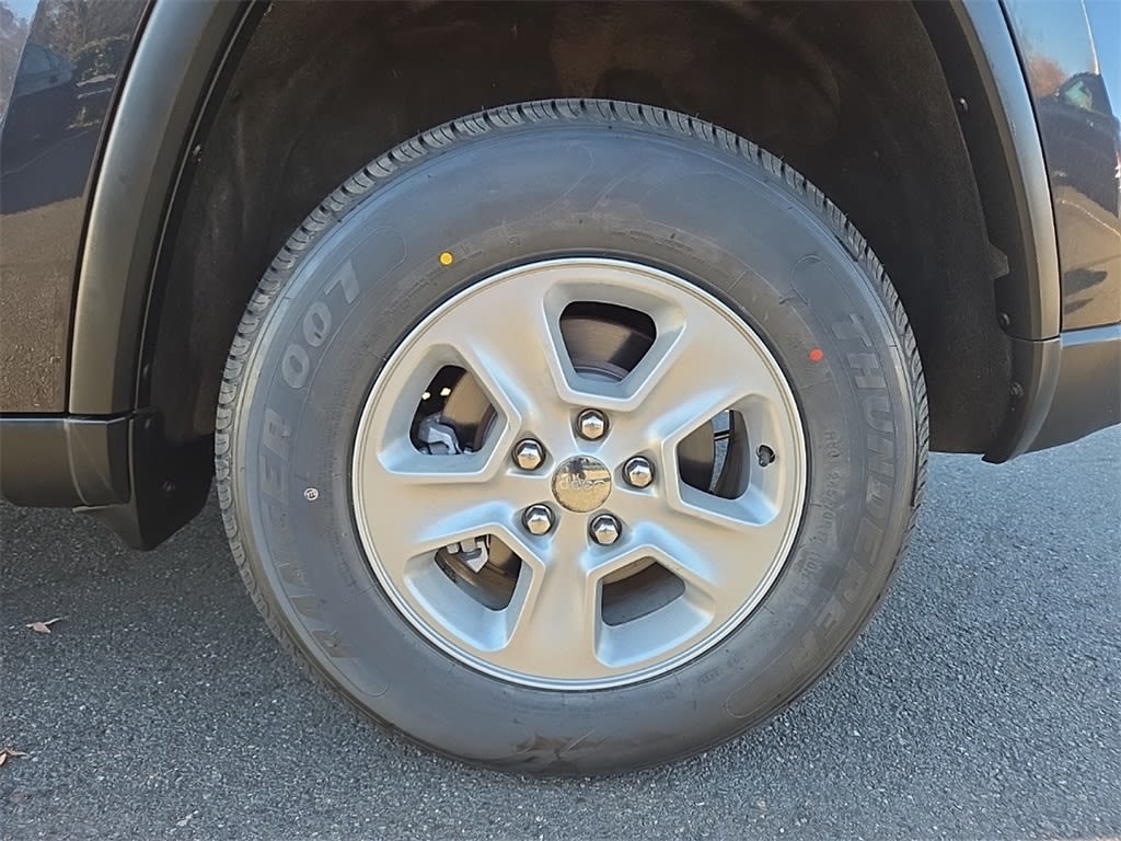 Thumbnail: 2015 Jeep Grand Cherokee - 7