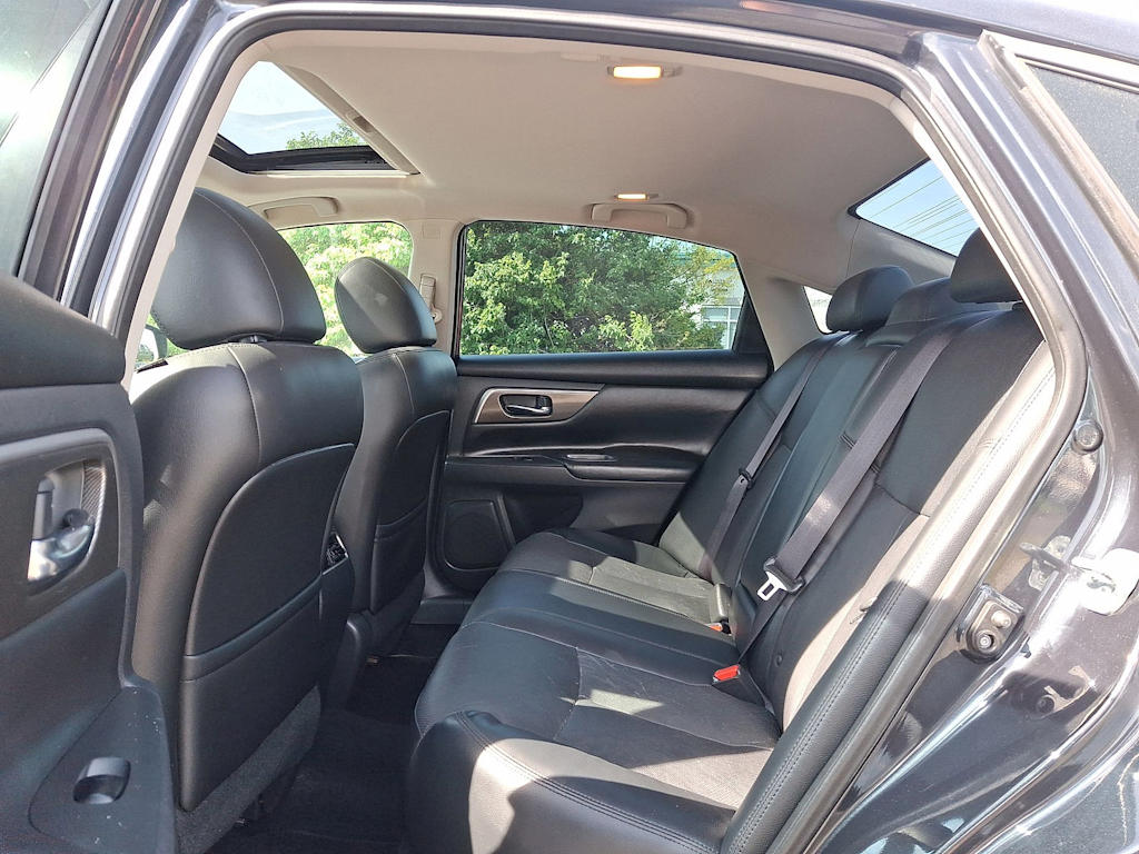 2015 Nissan Altima SL 11