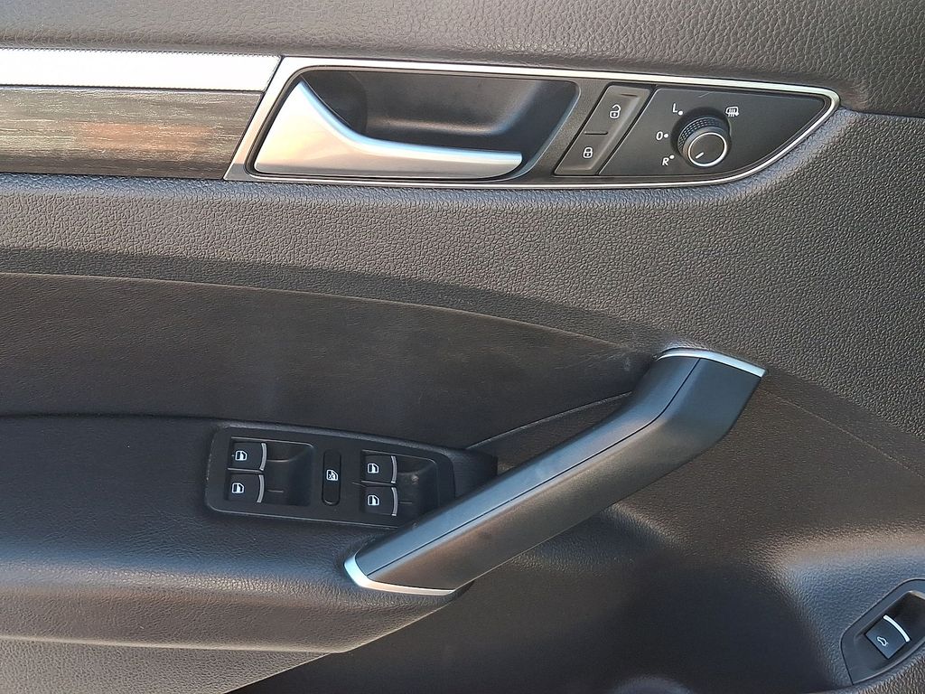 Thumbnail: 2016 Volkswagen Passat - 17