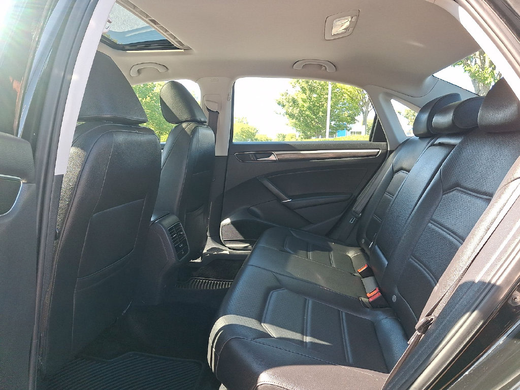 Thumbnail: 2016 Volkswagen Passat - 9