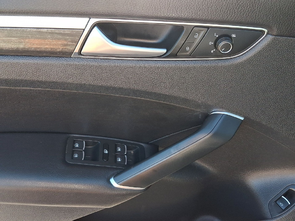 Thumbnail: 2016 Volkswagen Passat - 17