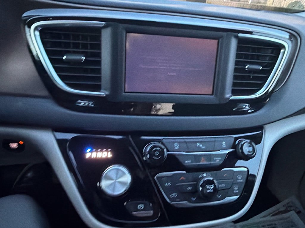 Thumbnail: 2019 Chrysler Pacifica - 9