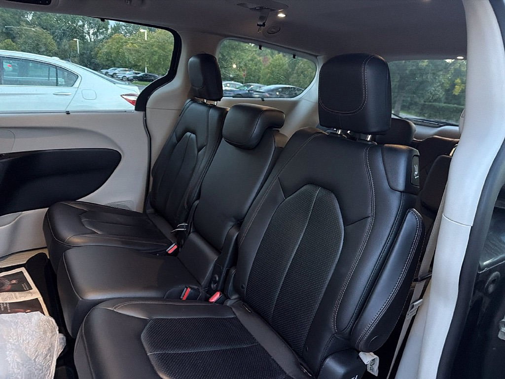 Thumbnail: 2019 Chrysler Pacifica - 8