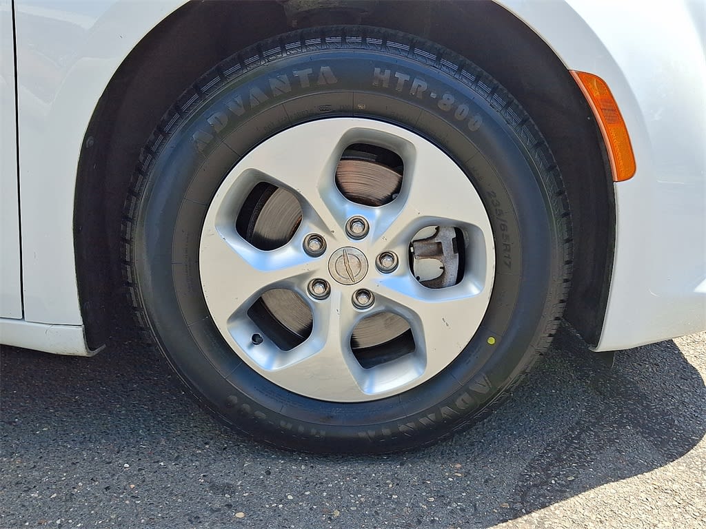 Thumbnail: 2017 Chrysler Pacifica - 6