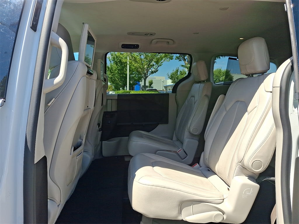 Thumbnail: 2017 Chrysler Pacifica - 9