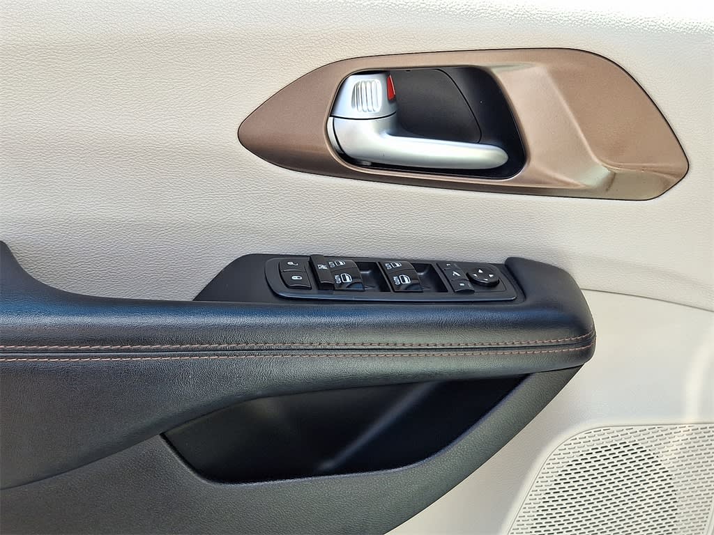 Thumbnail: 2017 Chrysler Pacifica - 12