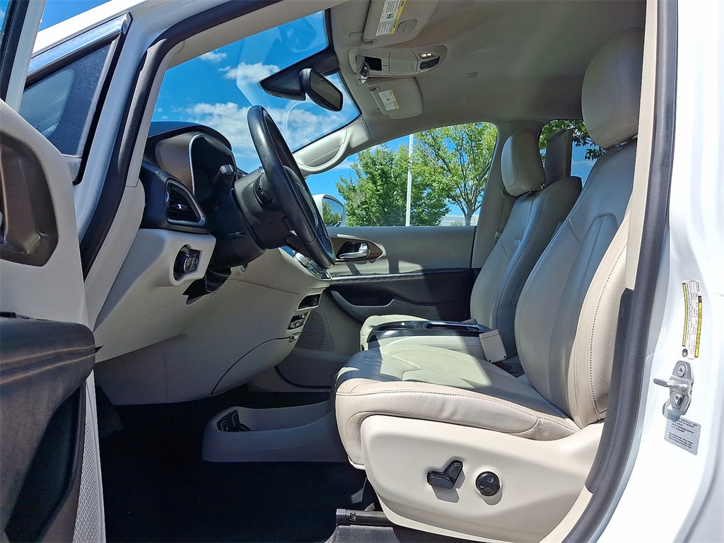 Thumbnail: 2017 Chrysler Pacifica - 8