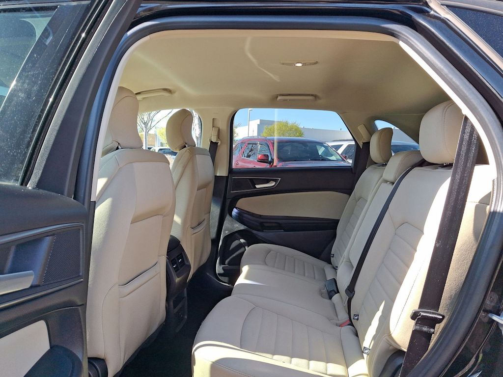 2017 Ford Edge SE 11
