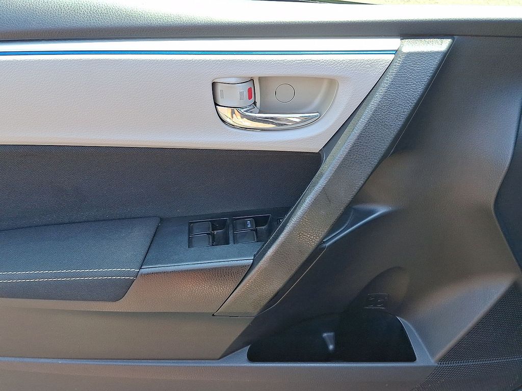Thumbnail: 2016 Toyota Corolla - 17