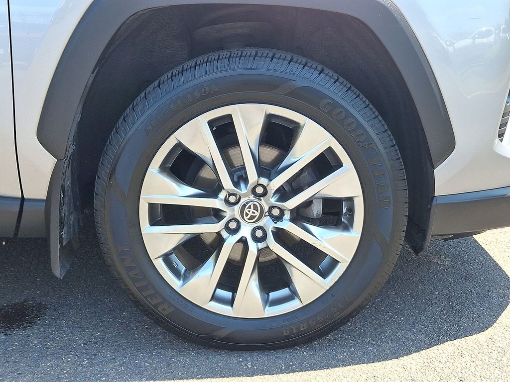 Thumbnail: 2021 Toyota RAV4 - 7