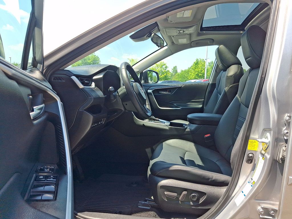 Thumbnail: 2021 Toyota RAV4 - 8