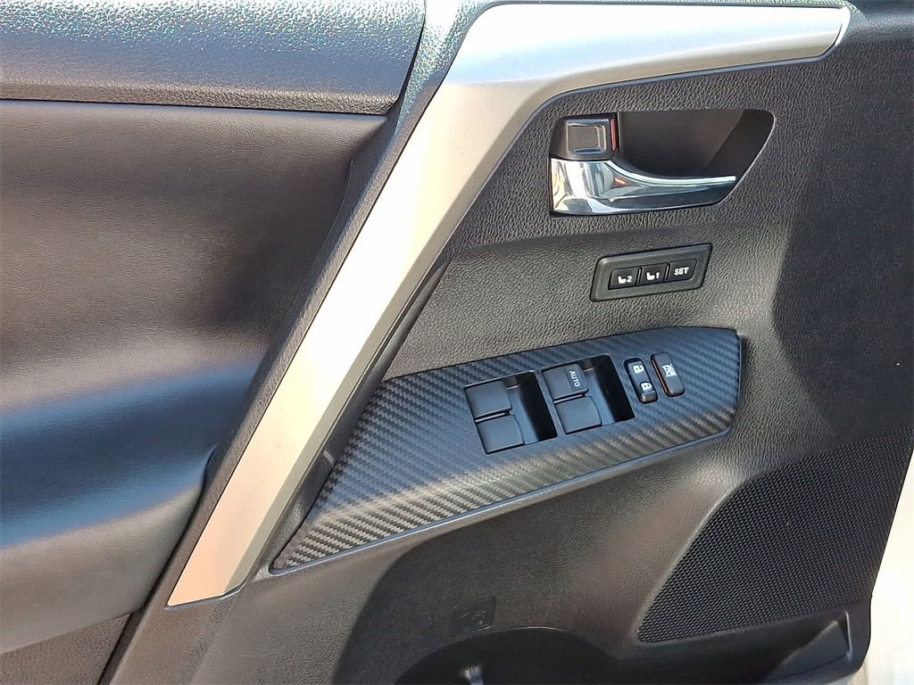Thumbnail: 2015 Toyota RAV4 - 17