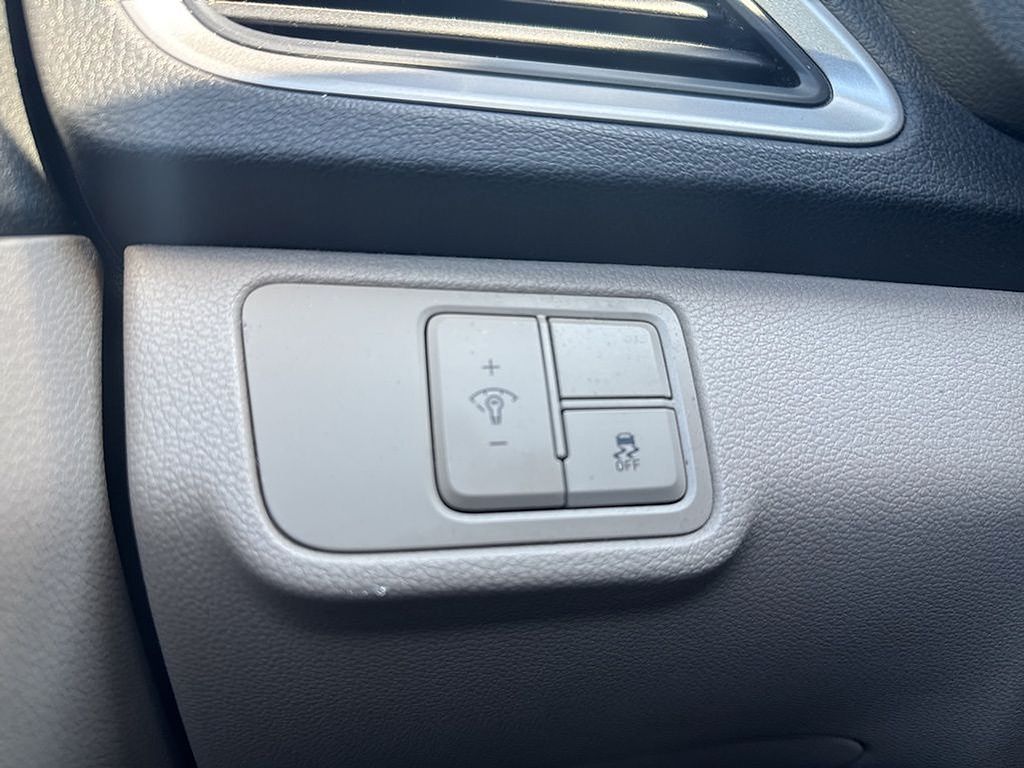 Thumbnail: 2022 Hyundai Accent - 19