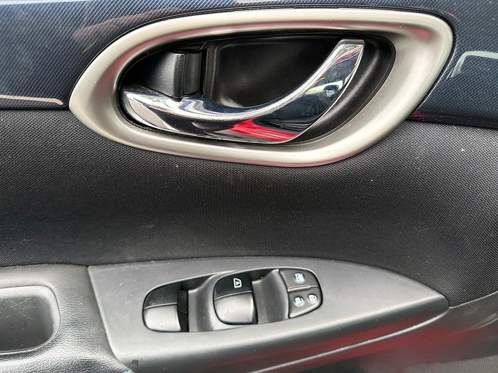 Thumbnail: 2016 Nissan Sentra - 16