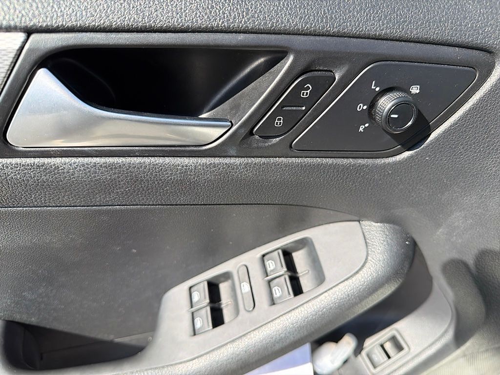 Thumbnail: 2018 Volkswagen Jetta - 16