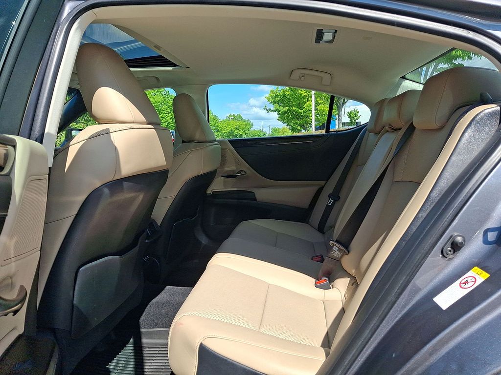 Thumbnail: 2019 Lexus ES - 10