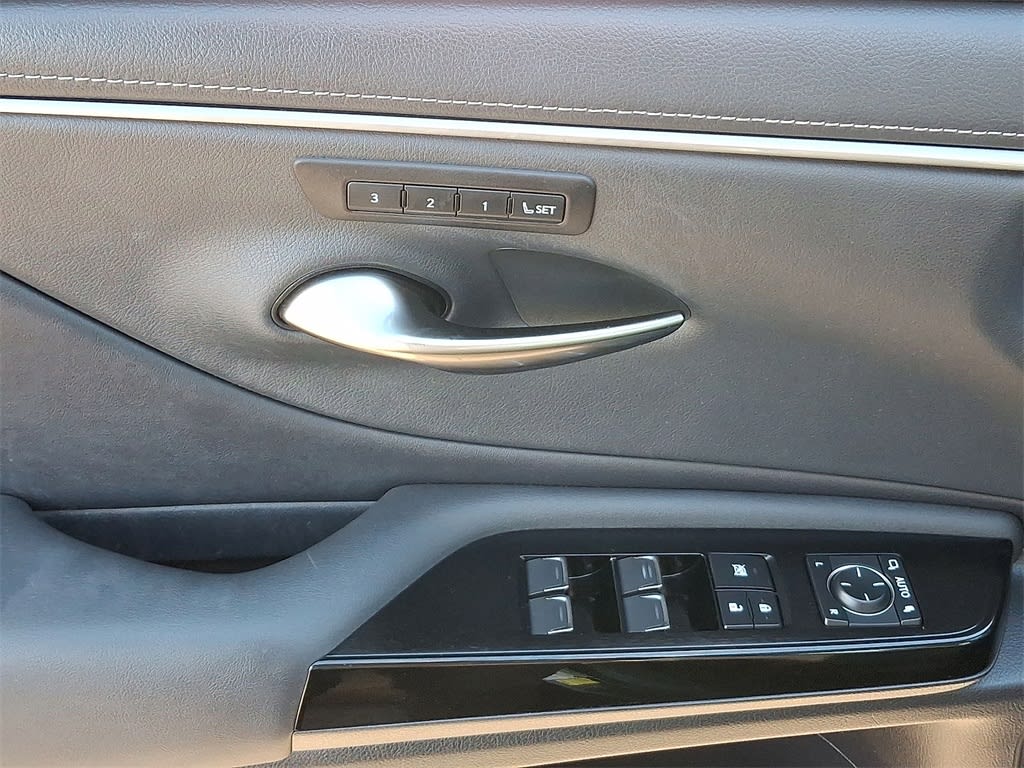 Thumbnail: 2023 Lexus ES - 18