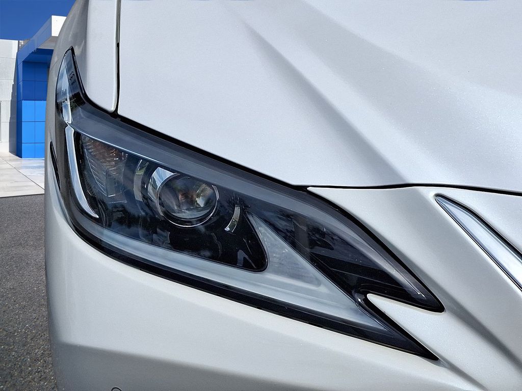 Thumbnail: 2020 Lexus ES - 26