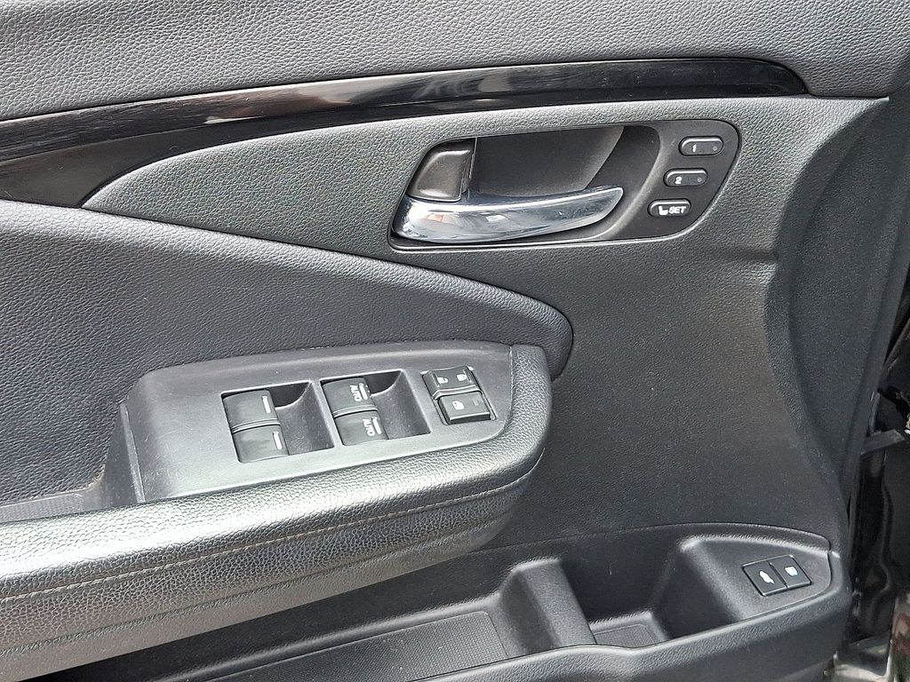 Thumbnail: 2019 Honda Pilot - 18