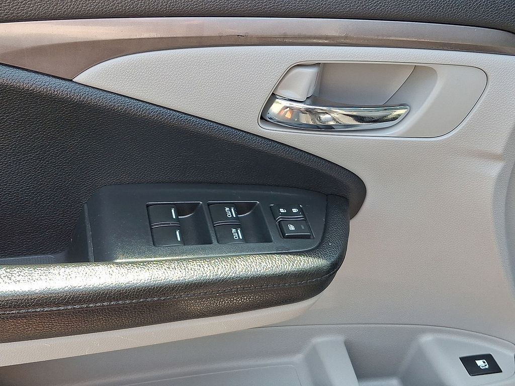 Thumbnail: 2017 Honda Pilot - 17
