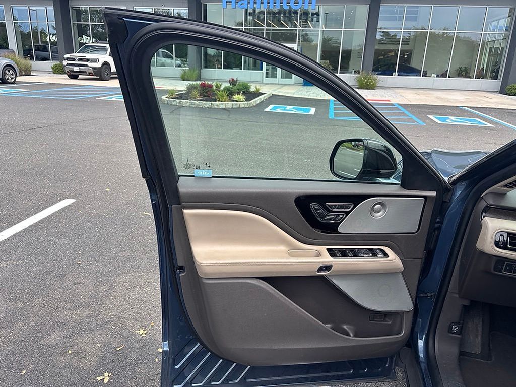 Thumbnail: 2020 Lincoln Aviator - 16