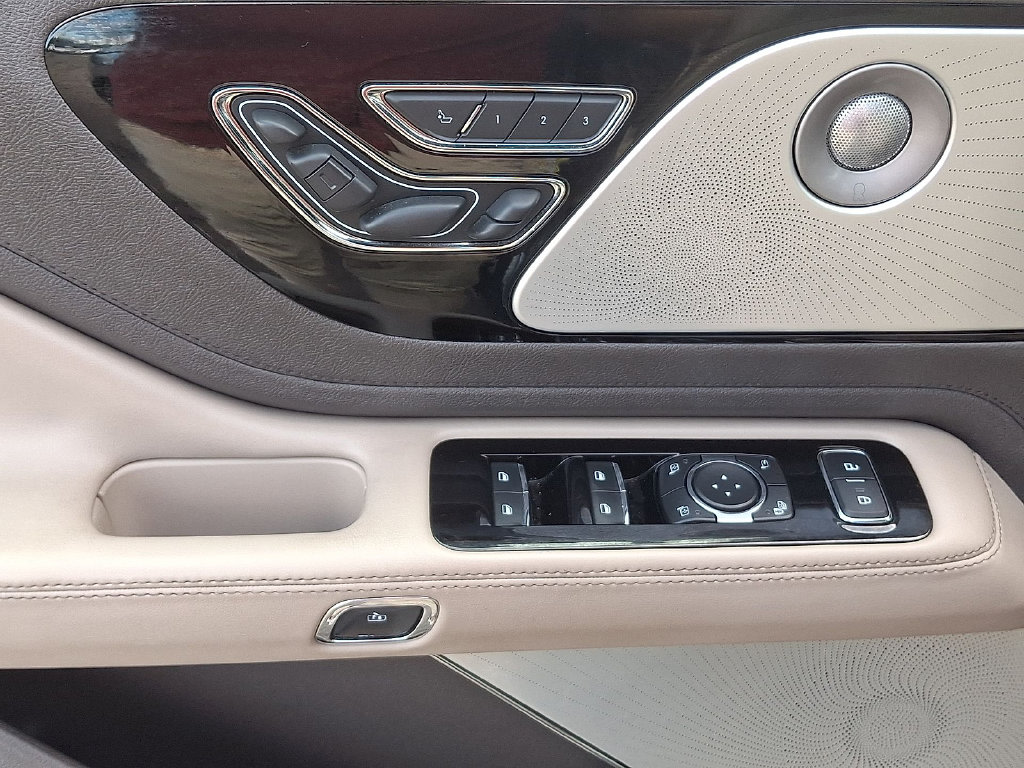 Thumbnail: 2020 Lincoln Aviator - 16