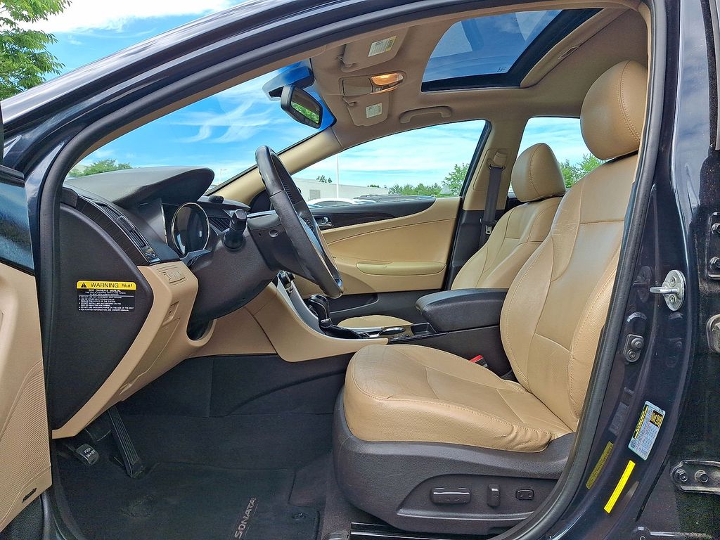 Thumbnail: 2013 Hyundai Sonata - 9