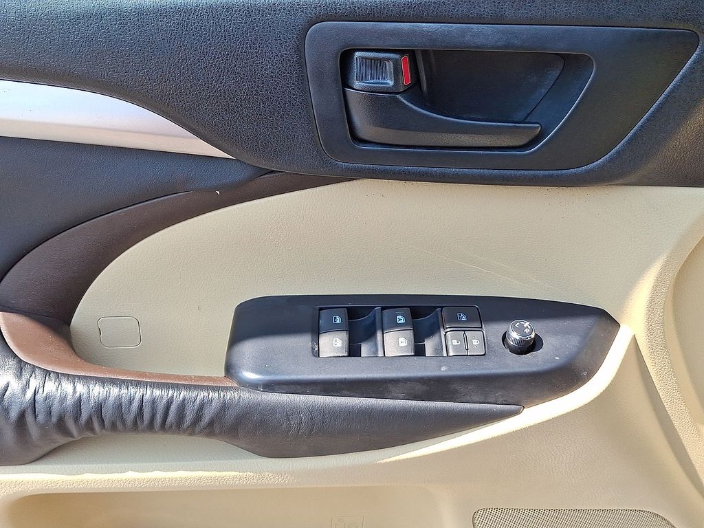 Thumbnail: 2014 Toyota Highlander - 17