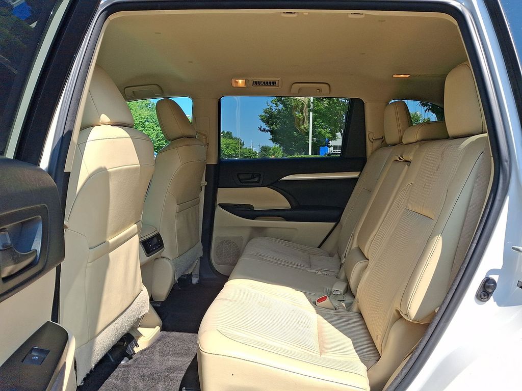 Thumbnail: 2014 Toyota Highlander - 9