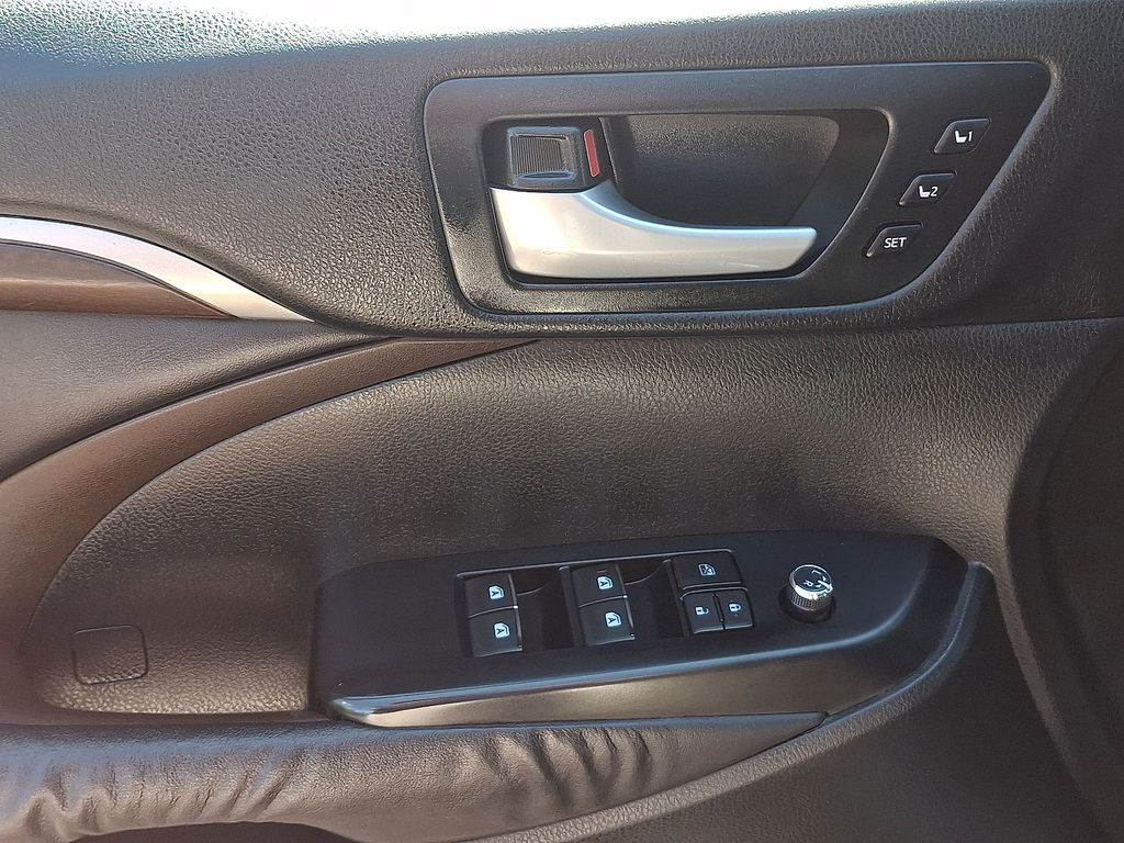 Thumbnail: 2014 Toyota Highlander - 18