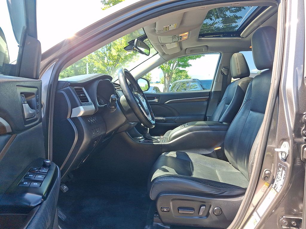 Thumbnail: 2014 Toyota Highlander - 9