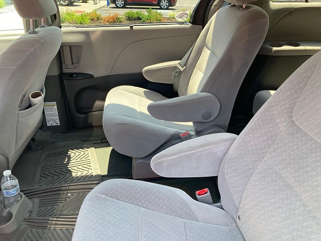 Thumbnail: 2017 Toyota Sienna - 10