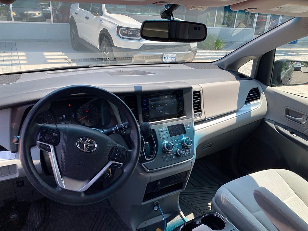 Thumbnail: 2017 Toyota Sienna - 2