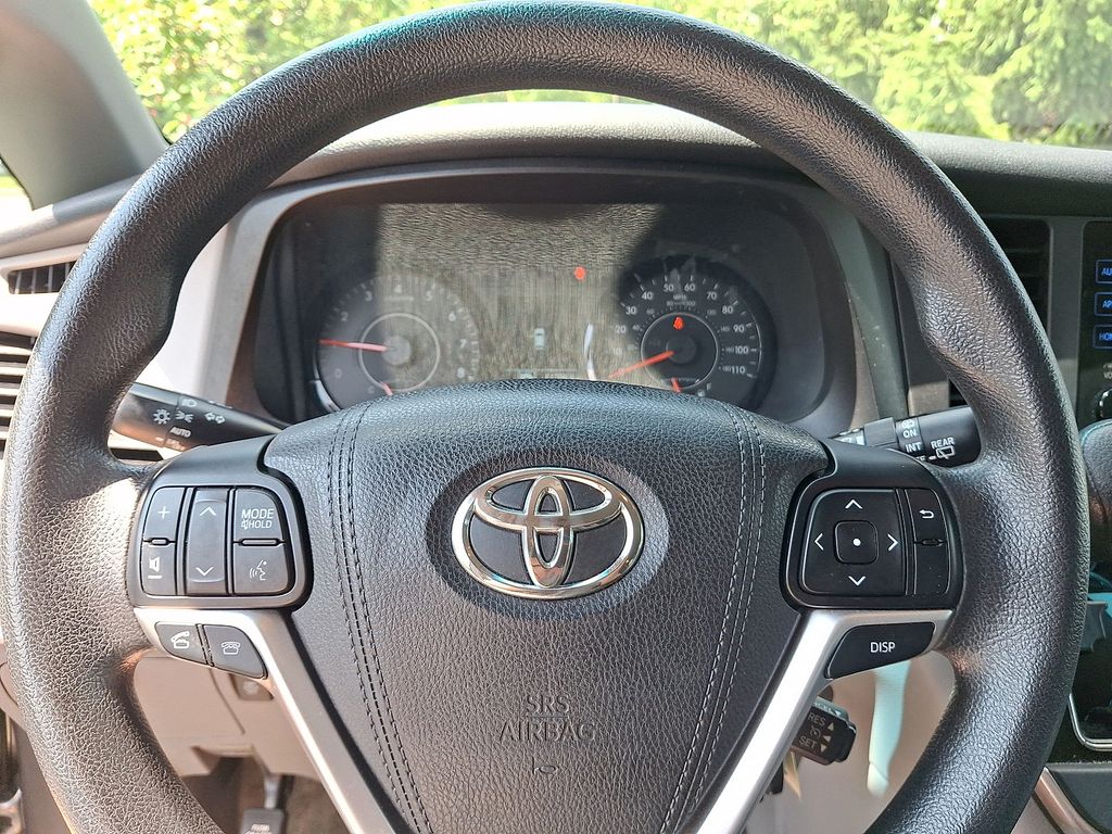 Thumbnail: 2017 Toyota Sienna - 19