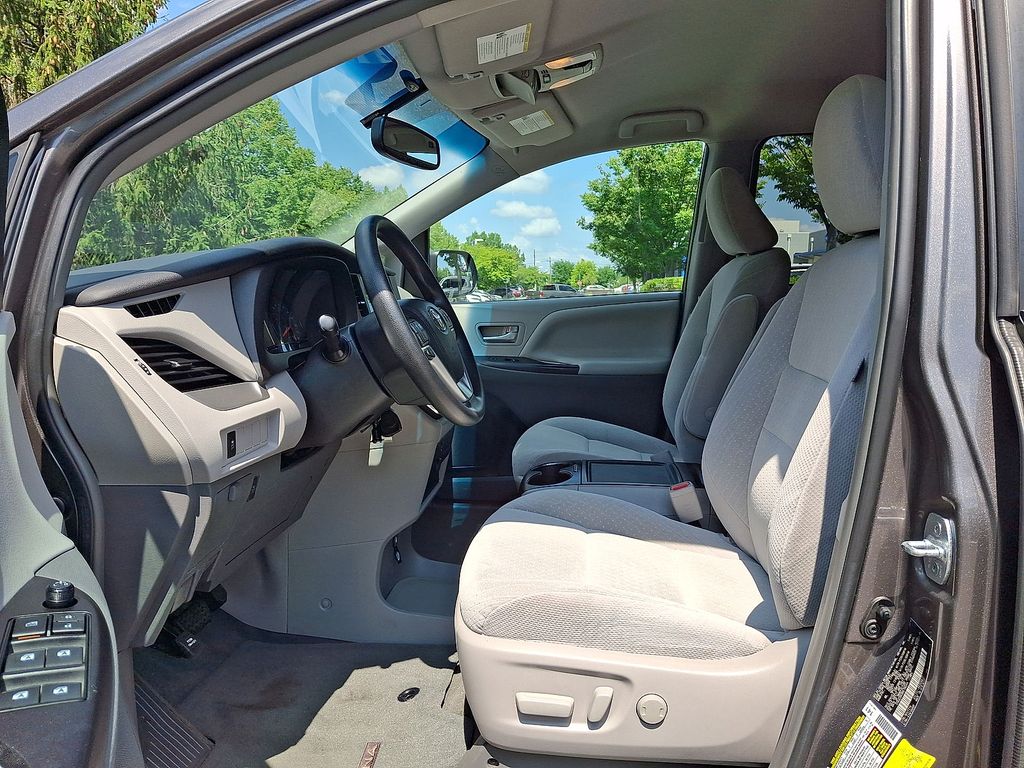 Thumbnail: 2017 Toyota Sienna - 8