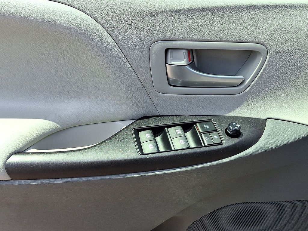 Thumbnail: 2017 Toyota Sienna - 16