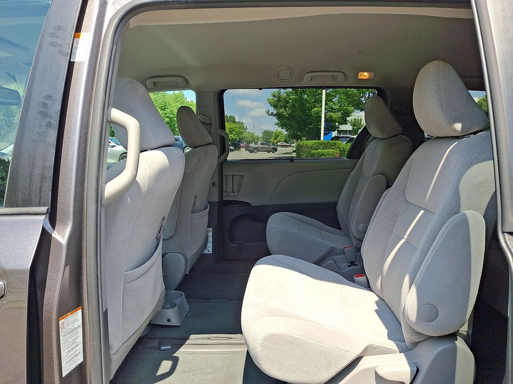 Thumbnail: 2017 Toyota Sienna - 9