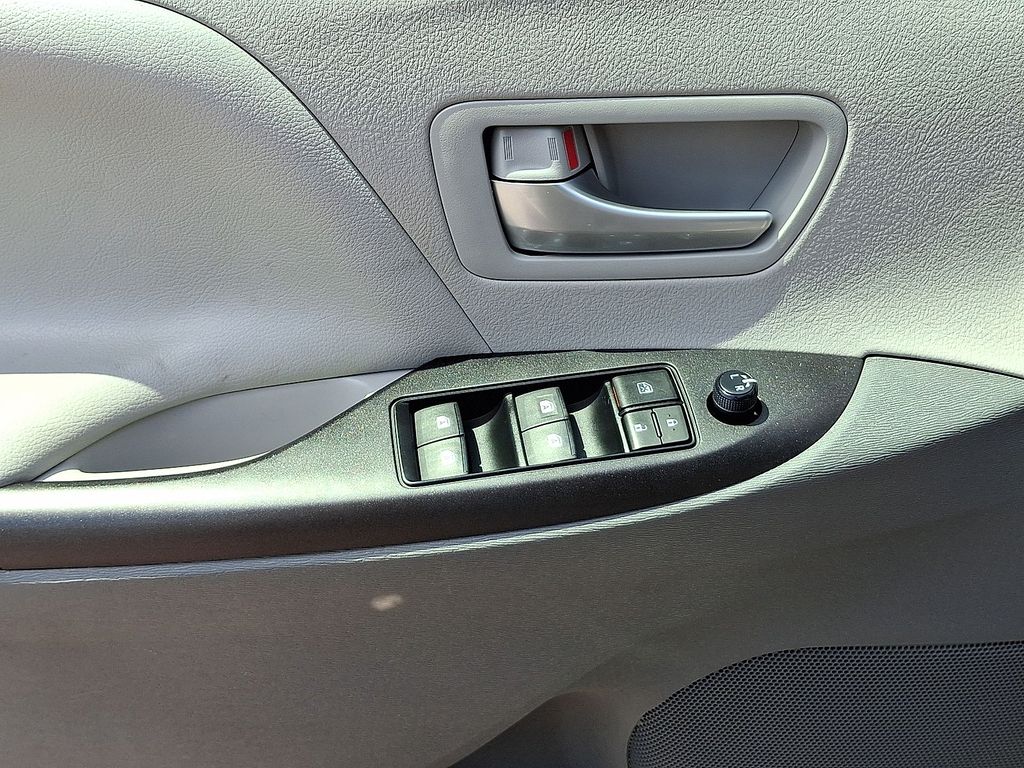 Thumbnail: 2017 Toyota Sienna - 17