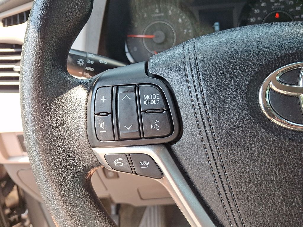 Thumbnail: 2017 Toyota Sienna - 20