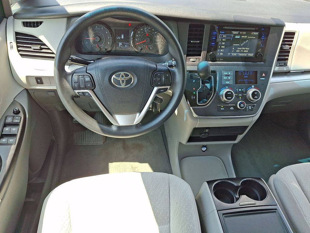 Thumbnail: 2017 Toyota Sienna - 2
