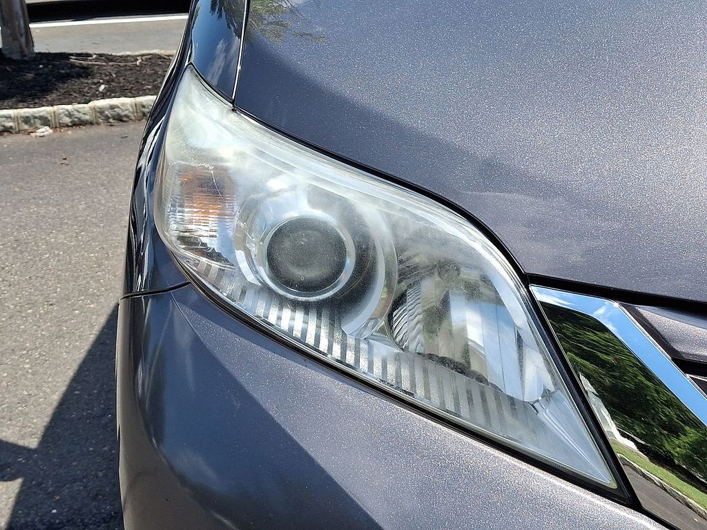 Thumbnail: 2017 Toyota Sienna - 27