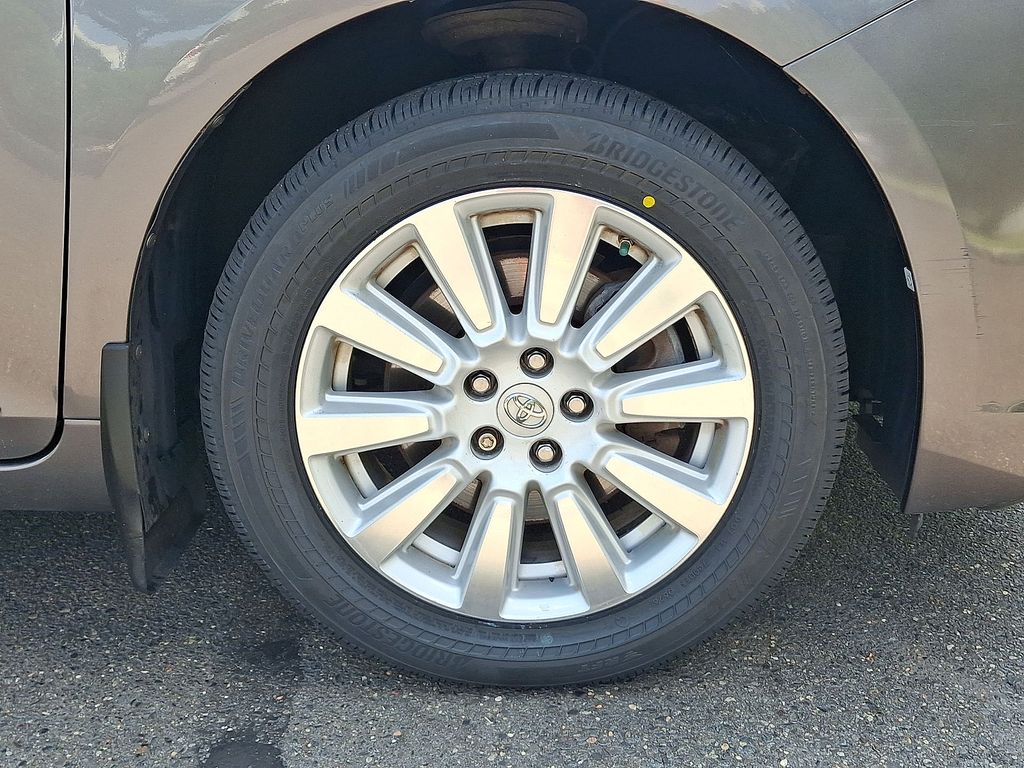 Thumbnail: 2017 Toyota Sienna - 7