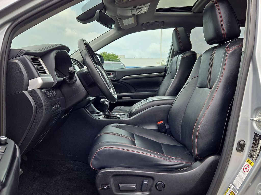 Thumbnail: 2019 Toyota Highlander - 10