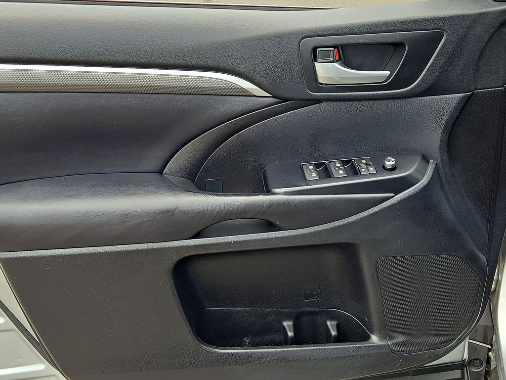Thumbnail: 2019 Toyota Highlander - 24
