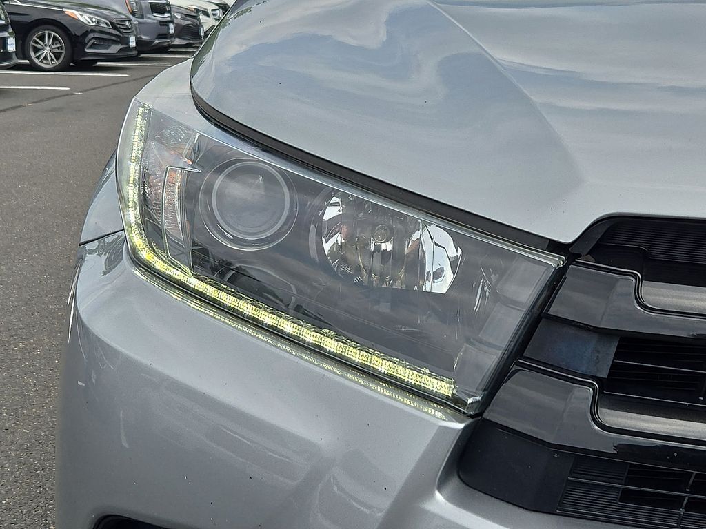 Thumbnail: 2019 Toyota Highlander - 35