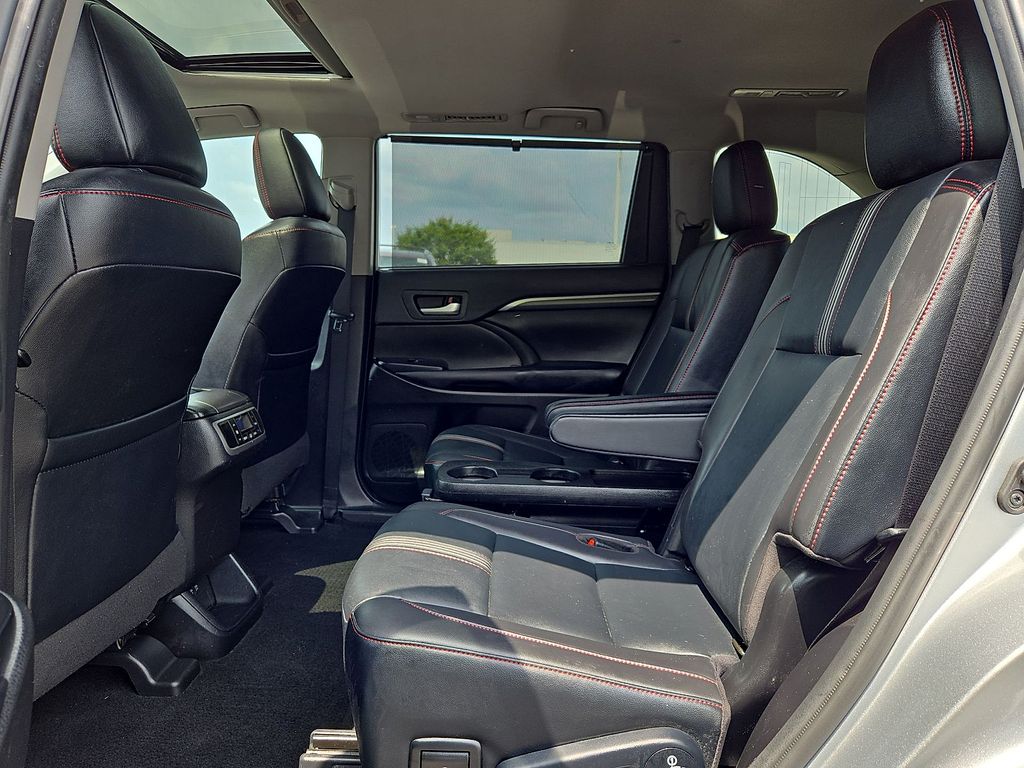 Thumbnail: 2019 Toyota Highlander - 30