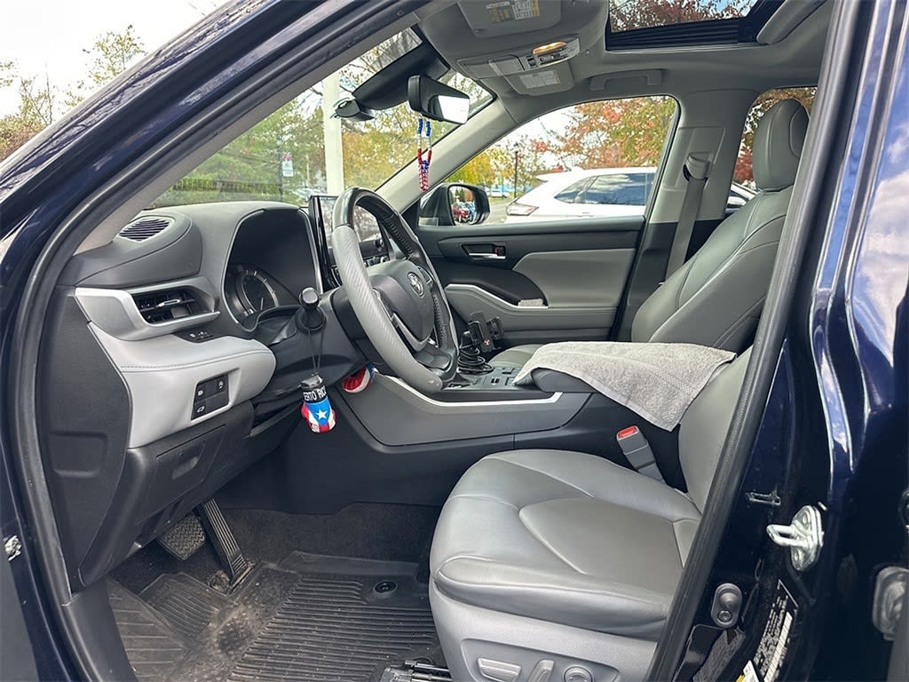 Thumbnail: 2023 Toyota Highlander - 6